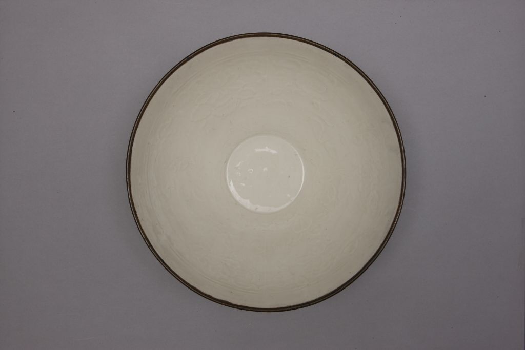 图片[2]-Ding Kiln White Glaze Print Folded Flower Pattern Bowl-China Archive